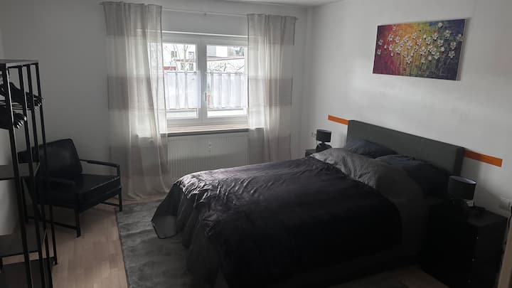 Მთავარი საძინებელი დიდი ზომის ზამბარიანი საწოლით, სასიამოვნო და მშვიდი ძილისთვის.

Რა თქმა უნდა, ხელმისაწვდომია უჯრისა და ტანსაცმლის გულმკერდი ქურთუკებისა და სხვა სამრეცხაოსთვის. 

