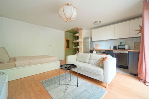 Successful Airbnb property: Modern studio • Balcony • Parking • Near Paris in Colombes
