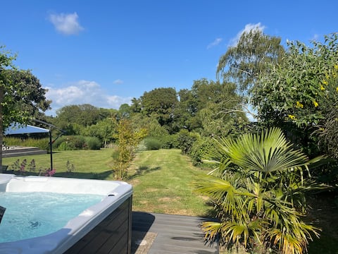 Cozy Home with Jacuzzi Pool & Sauna