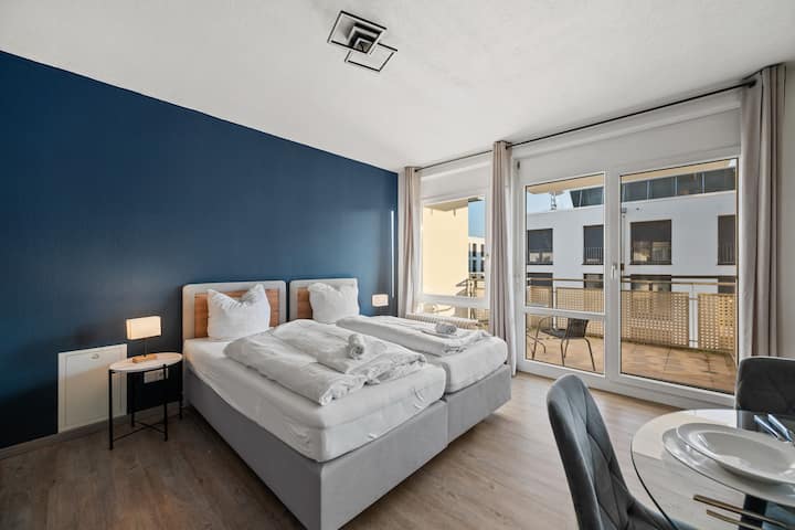 Hotelski kreveti s oprugama koji se mogu spojiti ili razdvojiti, ručnici su uključeni.