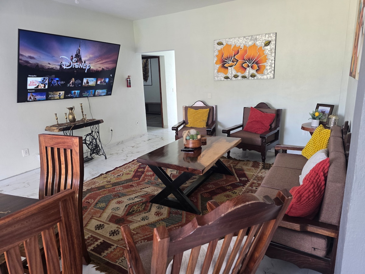 Disfruta de una sala climatizada con una Smart-TV de 70" y acceso a YouTube y cable para películas y series mexicanas y americanas.
