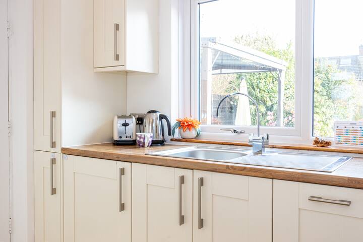 Warm spacious house, free parking, gorgeous garden gallery image 4