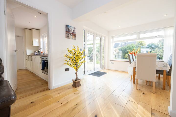 Warm spacious house, free parking, gorgeous garden gallery image 2