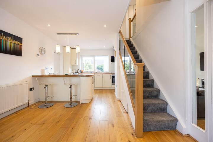 Warm spacious house, free parking, gorgeous garden gallery image 3