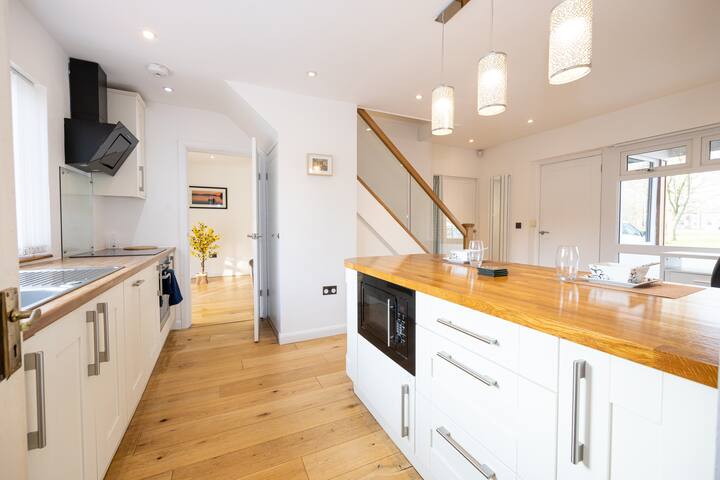 Warm spacious house, free parking, gorgeous garden gallery image 5