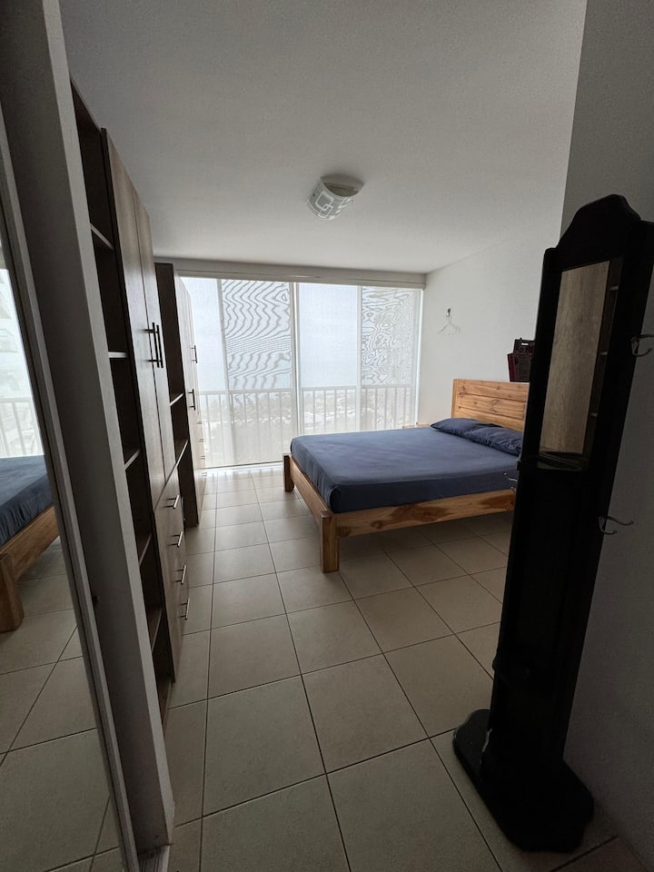 Habitación Principal cama Quenn con vista al mar, aire acondicionado, clóset y baño privado cajonera y tv