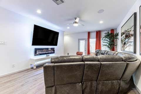Successful Airbnb property: City Vibes: Upscale Houston Getaway in South Acres / Crestmont Park
