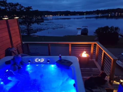 Lake Front Getaway With a Hot Tub