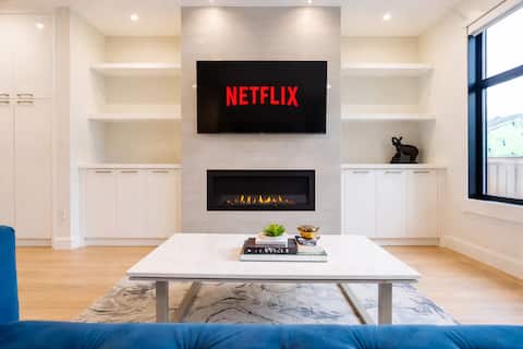Top Airbnb: Modern Central 4-BR Home with Private Garage+A/C! in Killarney