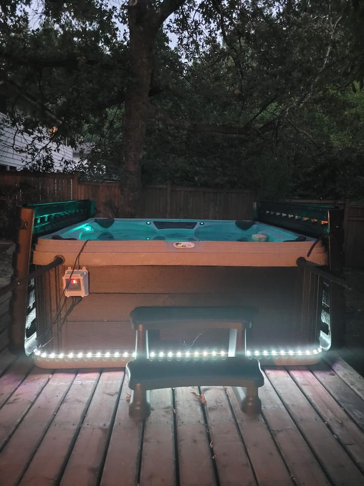 Brand New Glamper w/ Backyard Hot Tub & Fire Pit Campers/RVs for Rent