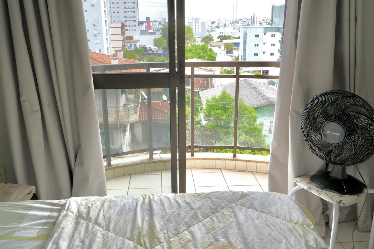 Habitación 2
Dormitorio con cama doble, armario, ventilador y balcón, perfecto para relajarse y disfrutar de la vista.