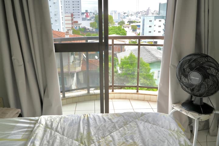 Habitación 2
Dormitorio con cama doble, armario, ventilador y balcón, perfecto para relajarse y disfrutar de las vistas.