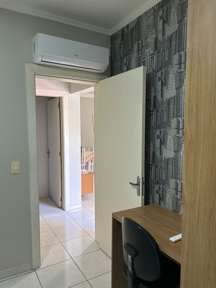 Dormitorio 1
Habitación con 2 camas individuales, aire acondicionado, armario, mesita de noche y escritorio. Comodidad ideal para descansar y trabajar. Cuando sea necesario, podemos añadir una cama individual a la habitación. Debe solicitarse de antemano.