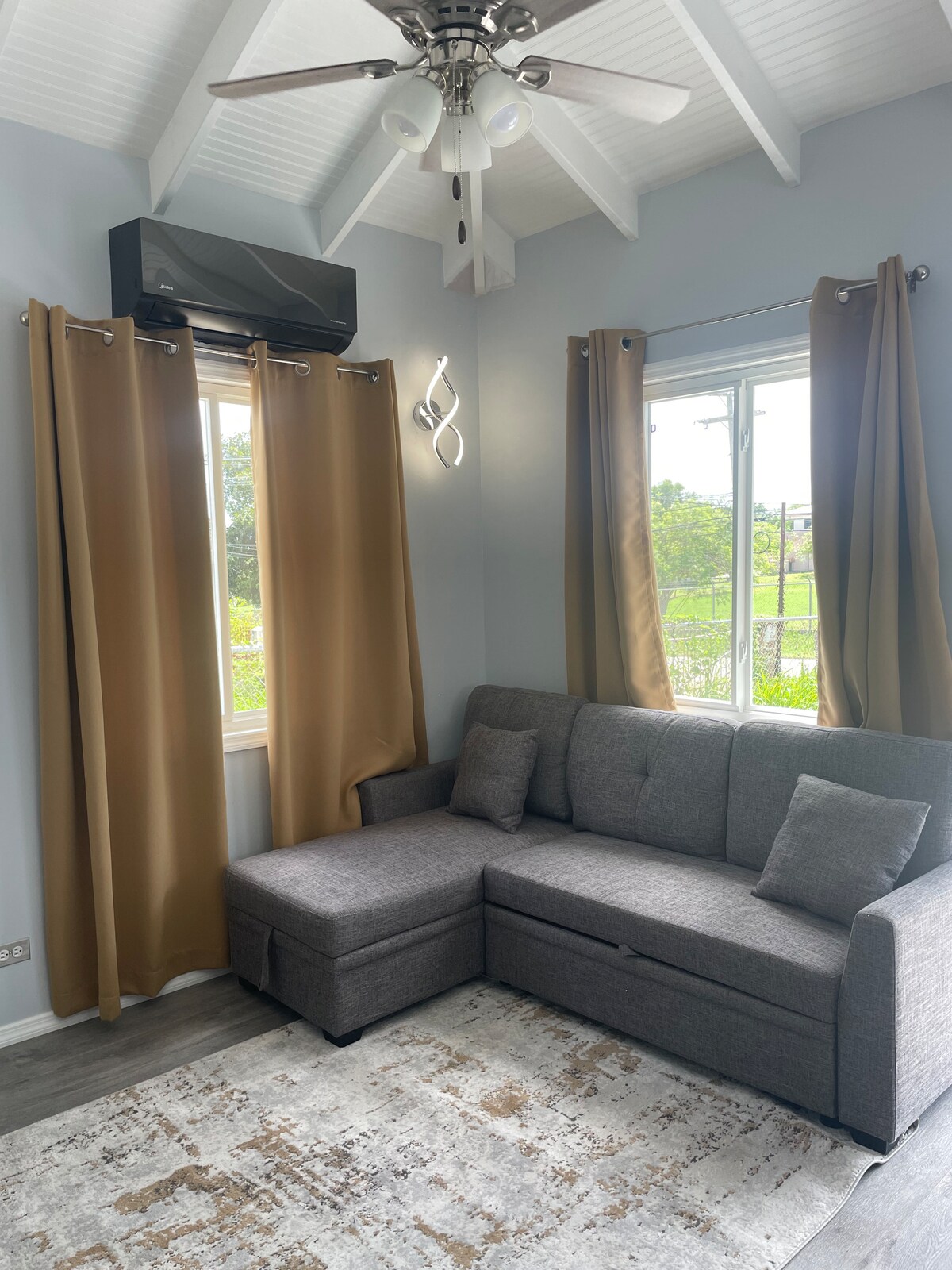 โซฟาที่สะดวกสบายพร้อมเตียงแบบดึงออก