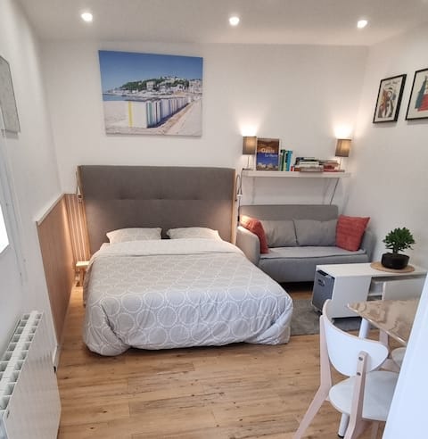 Top performing Airbnb: Independent studio with microwave/coffee area in Le Havre