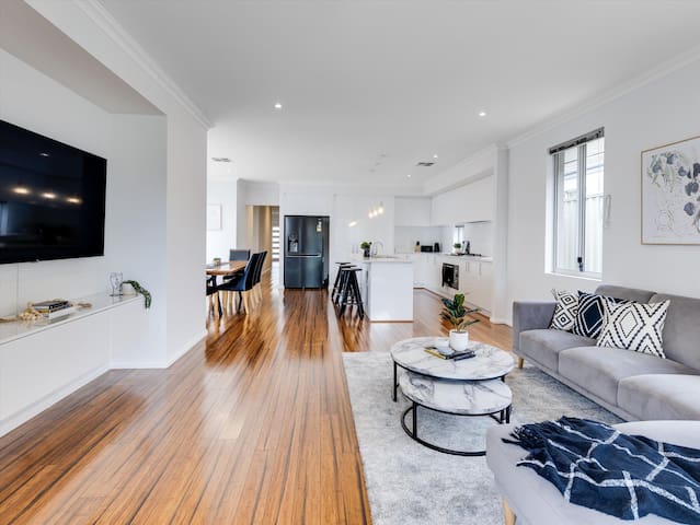 Wow Factor on Wellington! Sleeps 7 3BR 2BA