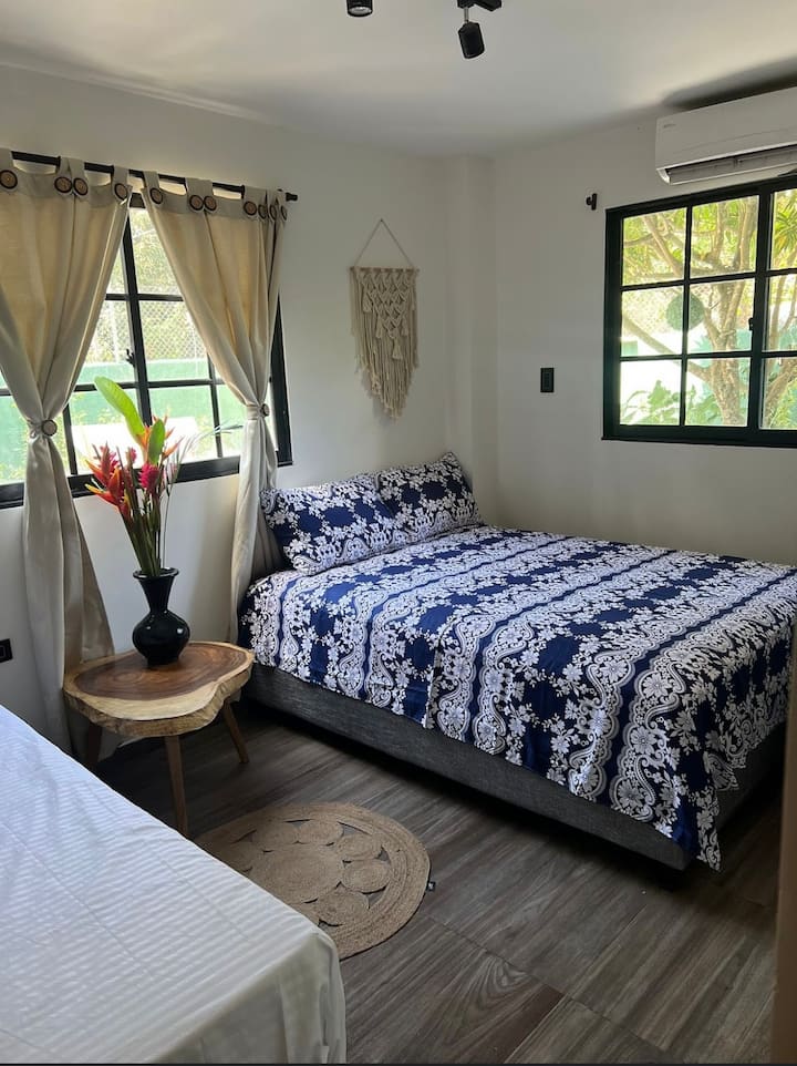 ห้องที่สามมีห้องน้ำส่วนตัวภายนอกและเตียงสองเตียง เป็นเตียงคู่และเตียงเดี่ยว เหมาะสำหรับครอบครัว