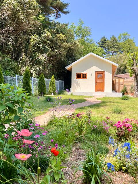 Small house in a rural village with a garden/Private accommodation Mukkum