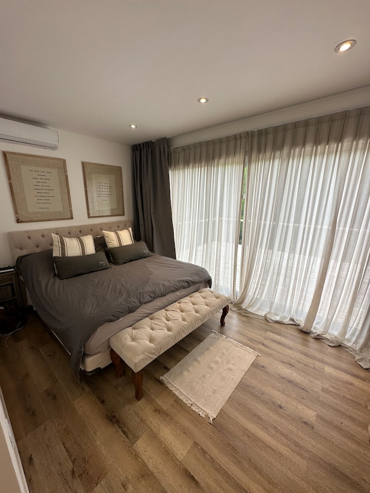 Dormitorio principal muy amplio con cama King.
Gran balcón al jardin
Aire acondicionado frío/calor
TV SONY 65 “ Smart
vestidor y baño en suite