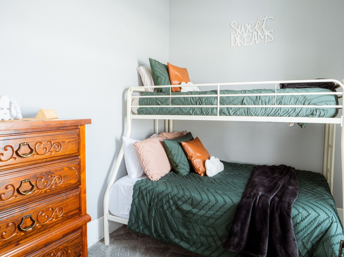 سرير مزدوج على سرير كامل. خزانة خشبية كبيرة لتخزين جميع ملابسك. 