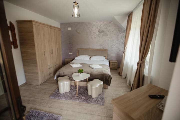 Dormitorio 2,amueblado,tiene su propio baño,televisión,wifi y, por supuesto, un balcón donde puedes sentarte a fumar un cigarrillo,una copa de vino o admirar el paisaje y por qué no inspiró el aire fresco del bosque.