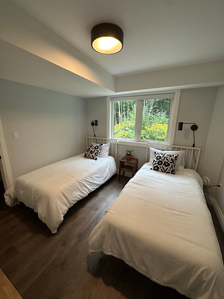 Tercer dormitorio con dos camas individuales.
