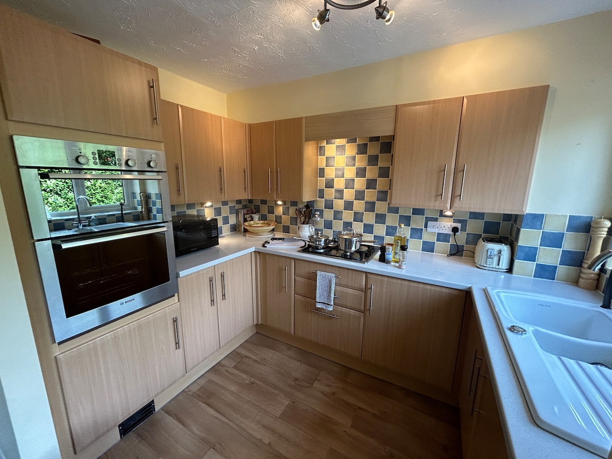 Norwich Riverfront 3 storey house w/ deck & dock