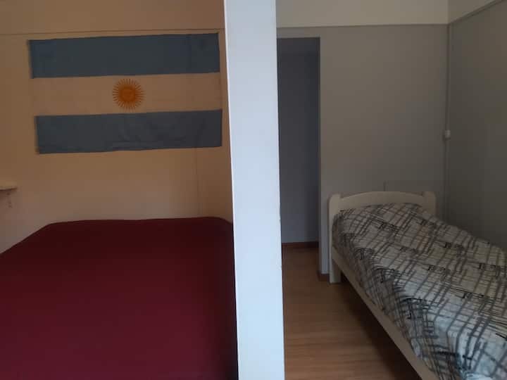 dormitorio con división , en un lado esta la cama matrimonial y en el otro una cama individual 