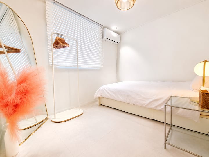Das dritte Zimmer, das renoviert wurde, hat ein Flair aus der Mitte des letzten Jahrhunderts.

Das neu renovierte dritte Zimmer ist im Stil der Mitte des letzten Jahrhunderts eingerichtet.

Das neu renovierte dritte Zimmer ist im mittelalterlichen Stil gehalten.