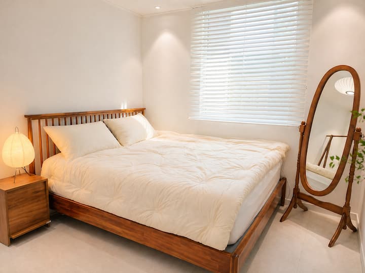 Dies ist das zweite Zimmer in dem gemütlichen Gebäude im klassischen Stil.

Dies ist das zweite Zimmer im Classic Iyu, das eine gemütliche Atmosphäre bietet.

Dies ist das zweite Zimmer im Classic Iyu, das eine warme und gemütliche Atmosphäre bietet.