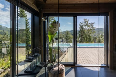 ski in/out. jacuzzi sauna ,Luxury mountain cabin.