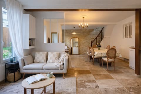 Charming house with garden & castle view • Central