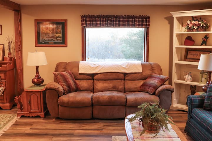 Peaceful Deer View Cabin- 2 Br - Titusville, PA