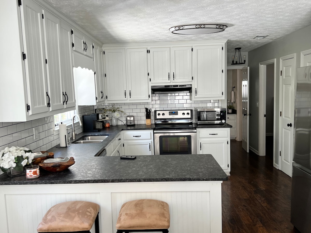 Sharp Cape Cod 4 beds, 2 Bath w/finished basement
