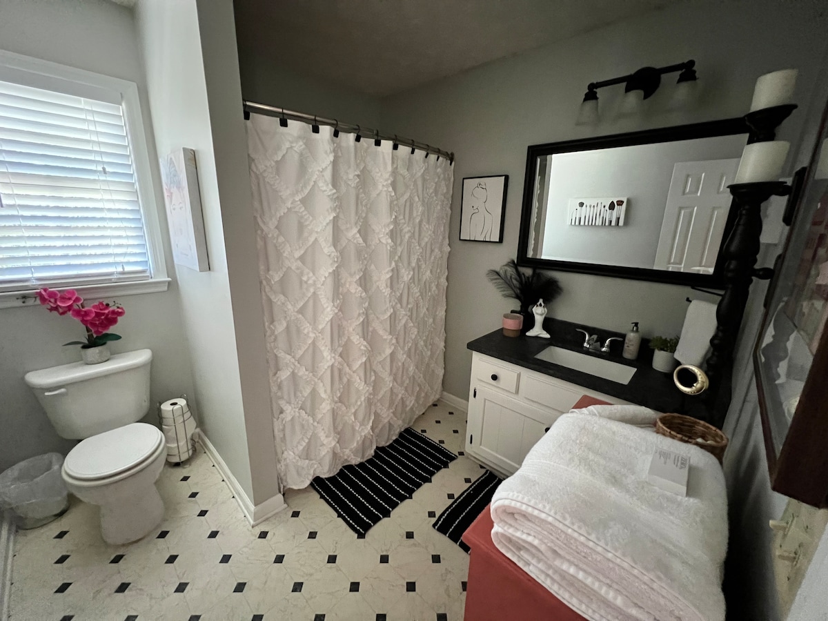 Sharp Cape Cod 4 beds, 2 Bath w/finished basement