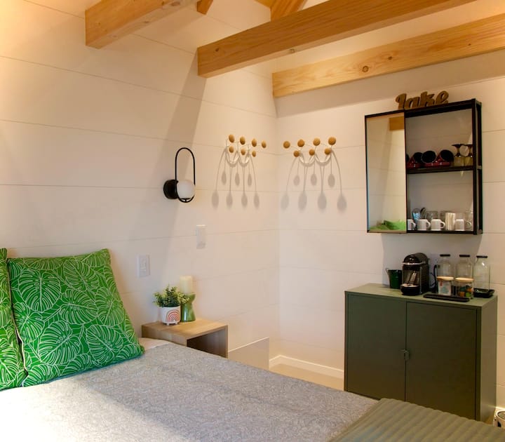 Cama tamaño queen, sábanas, Nespresso y hervidor de agua en la habitación. Café / té incluido. 