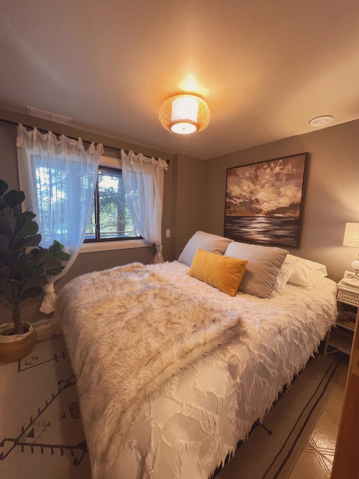 Საძინებელი უფრო დაბალ დონეზეა. Აქვს ცალკე აივანი ჰიდრომასაჟიანი აუზით.