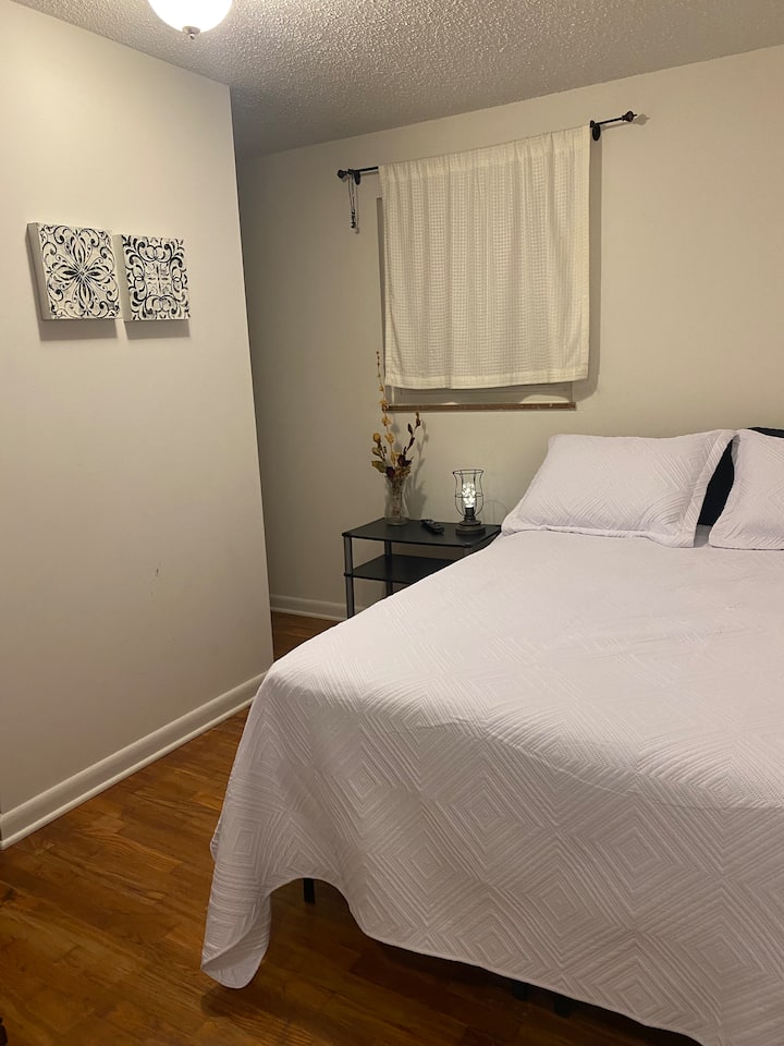 El dormitorio uno cuenta con una acogedora cama de tamaño completo, perfecta para relajarse en un ambiente cálido y tranquilo.