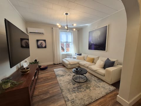 Popular Airbnb listing: Main floor apartment. Heart of Westboro Village! in Kitchissippi