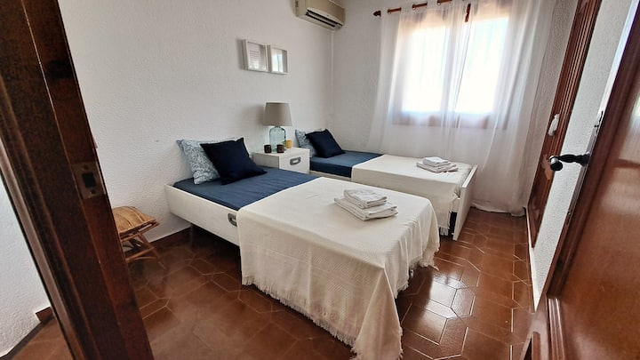 Bedroom with 2 beds, adaptable with a trundle bed. Wardrobe, air conditioning (cool/heat), ceiling fan, mosquito net.