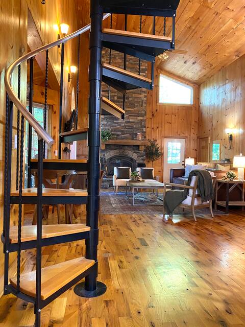 Wooded Cabin on Rocky River