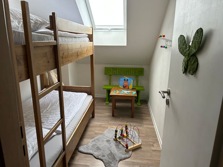 Втора спална соба со 2 кревета, кревет на спрат, секој со димензии 200 см × 90 см