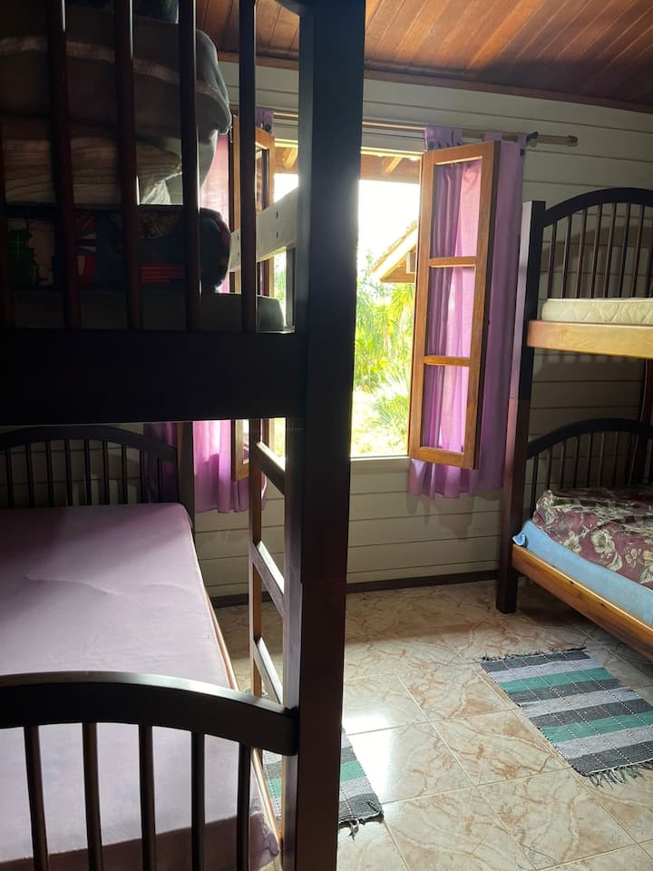 соба 3 со 2 кревета на спрат + 10 душека 