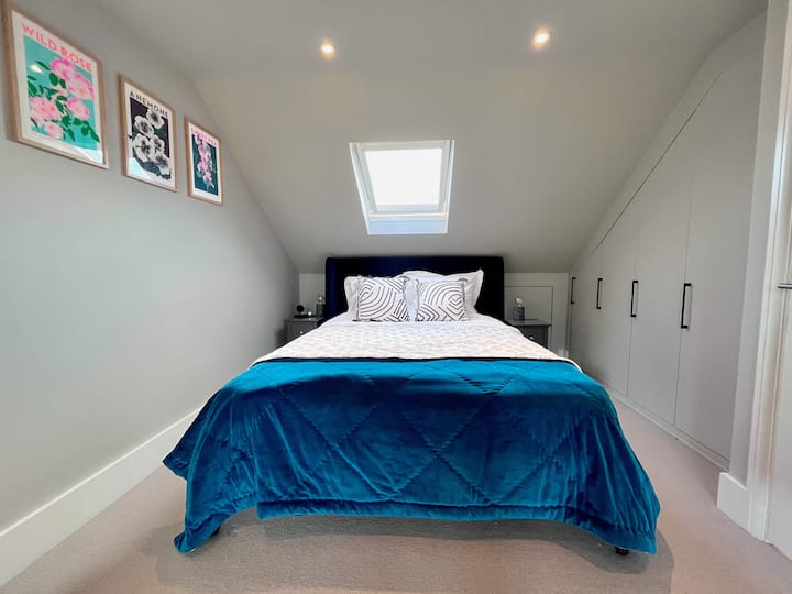 Მთავარი საძინებელი 193 × 203 სმ ზომის საწოლით 