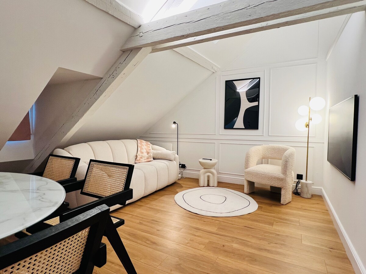 Popular Airbnb listing: Apartment with Parking – Downtown and Cathedral in Tribunal Gare Porte De Schirmeck
