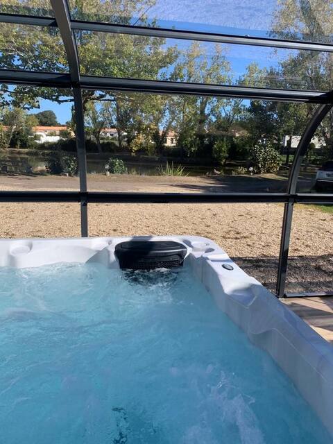 House with Jacuzzi near beach