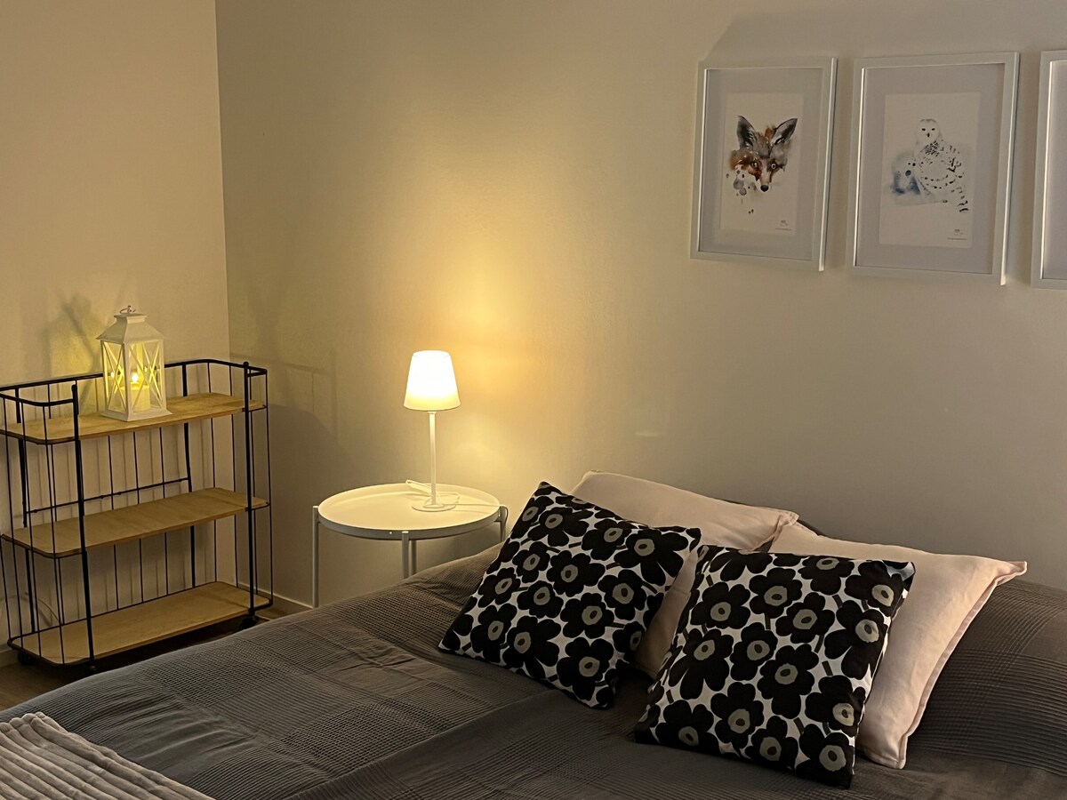 მე-2 საძინებელი. შეგიძლიათ გქონდეთ ერთი დიდი საწოლი ან ორი ცალკეული საწოლი.