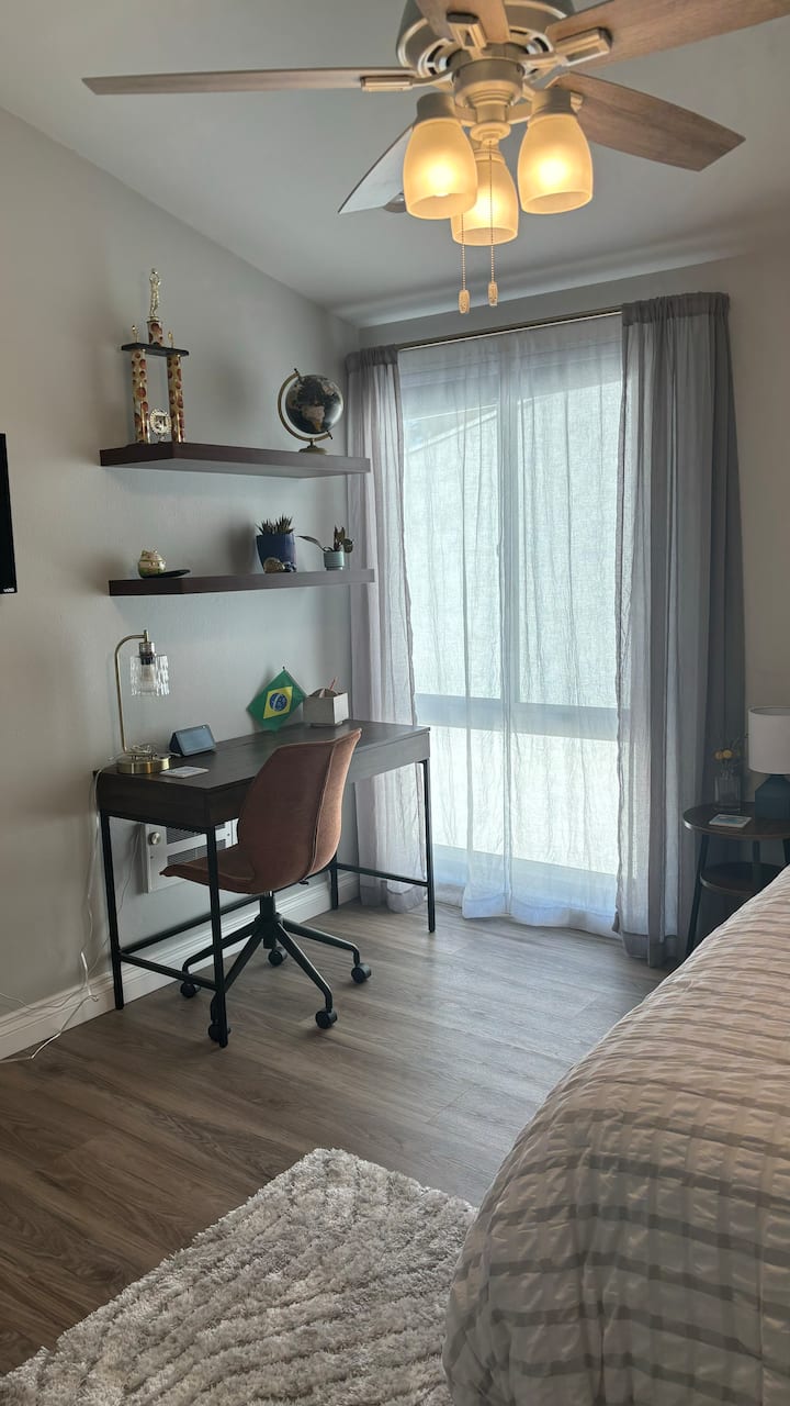 Dormitorio con escritorio 