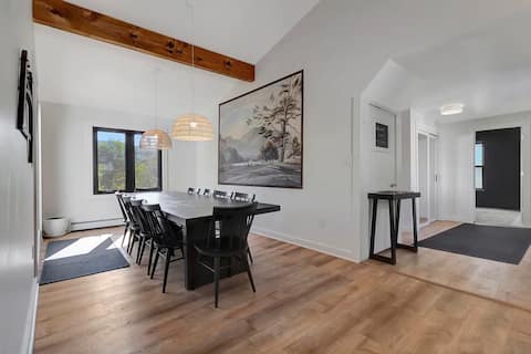 Stylish Farmhouse - Close to Ski, Golf + Hot Tub