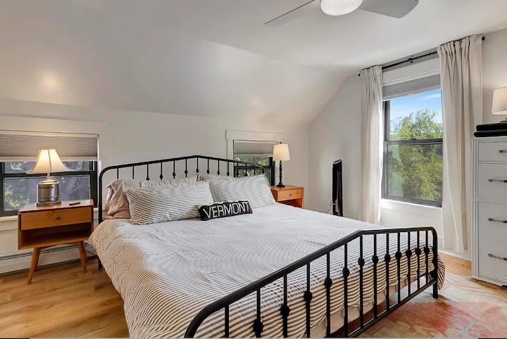 La camera da letto principale, Killington Room, ha un letto king size, bagno privato, armadio, comò e divano.